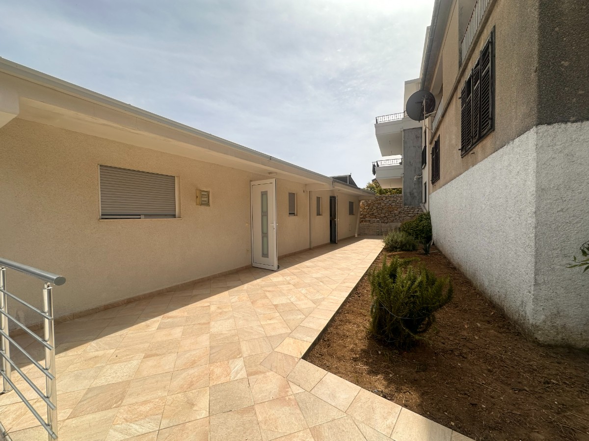 Ulcinj — kuća sa četiri apartmana na brežuljku, pogled na more