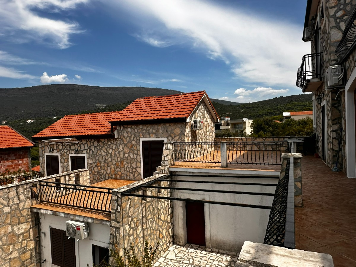 A stone villa with a phenomenal view of the sea on Luštica is for sale