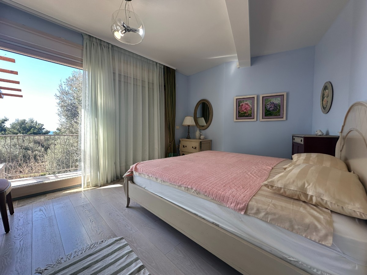 Sveti Stefan, Crvena Glavica - an ultra-exclusive area. A phenomenal three-bedroom apartment.