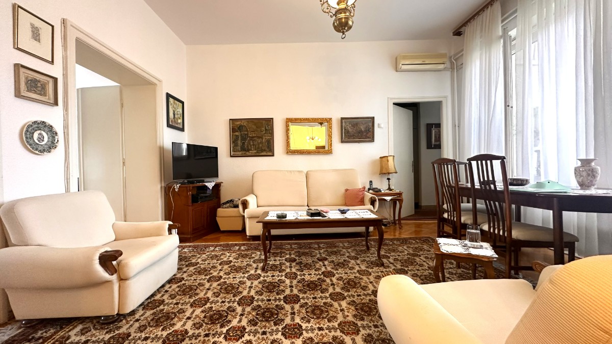 A salon gem in the heart of Belgrade – the spirit of old times in a prestigious location near the Parliament. A rarity on the market