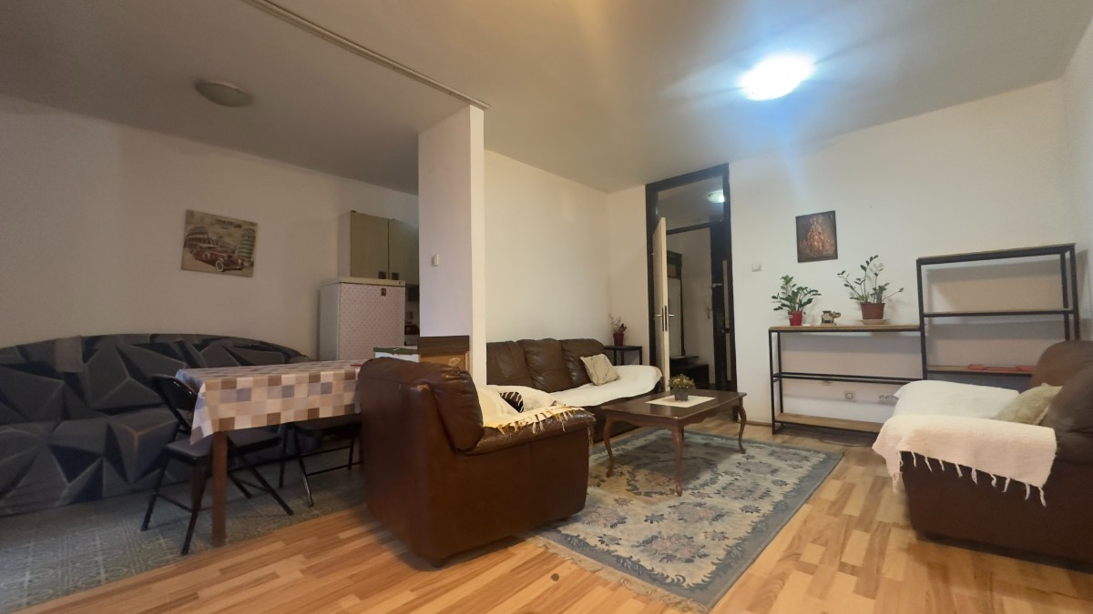 Bar, centar – komforan, adaptibilan stan sa 3 spavaće sobe.